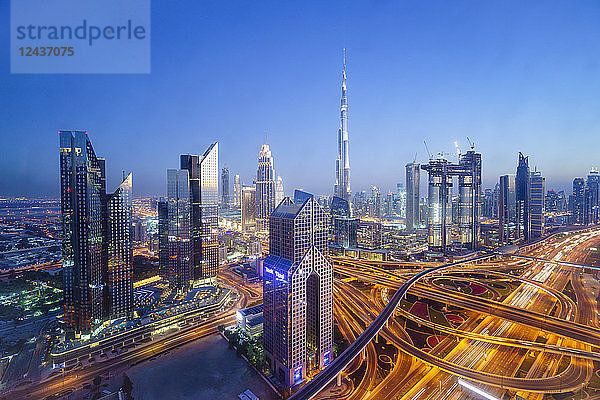 Skyline von Dubai mit Burj Khalifa und Sheikh Zayed Road Interchange  Dubai  Vereinigte Arabische Emirate  Naher Osten