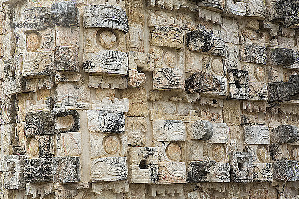 Palast der Masken (Codz Poop)  archäologische Stätte Kabah  Maya-Ruinen  Puuc-Stil  Yucatan  Mexiko  Nordamerika
