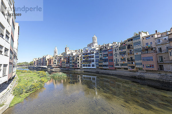 Bunte Häuser am Fluss Onyar  Girona  Katalonien  Spanien  Europa