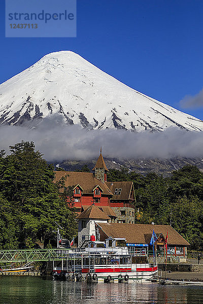 Petrohue  schneebedeckter  kegelförmiger Vulkan Osorno  See Todos Los Santos  Nationalpark Vicente Perez Rosales  Seengebiet  Chile  Südamerika