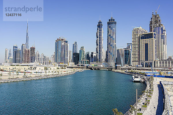 Skyline von Dubai vom Dubai Water Canal  Business Bay  Dubai  Vereinigte Arabische Emirate  Naher Osten