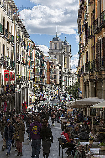 Blick auf die Al Fresco-Restaurants in der Calle de Toledo von der Calle Mayor aus  Madrid  Spanien  Europa