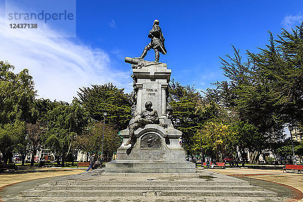 Magellan-Denkmal  Plaza de Armas (Plaza Munoz Gamero)  sonniger Tag  Punta Arenas  Chile  Südamerika