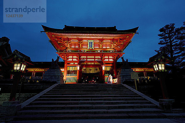 Eingangstor des Fushimi-Inari-Schreins in der Abenddämmerung  Kyoto  Japan  Asien
