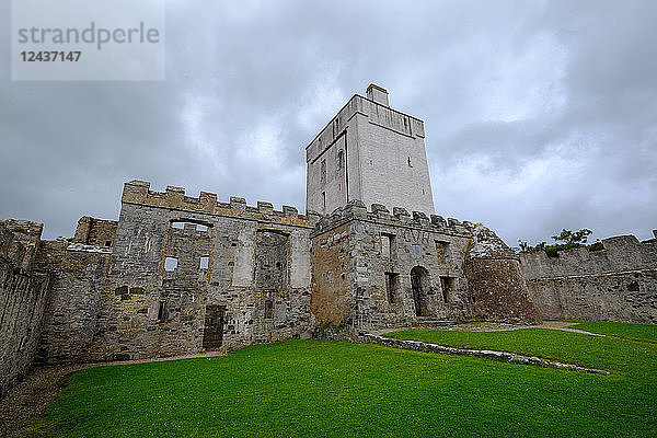 Doe Castle in der Sheephaven Bay bei Creeslough  Grafschaft Donegal  Ulster  Republik Irland  Europa
