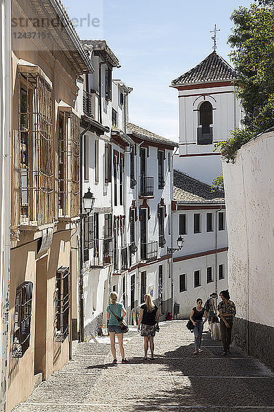Enge Straße Cuesta de San Gregorio in der Gegend von Albaicin  Granada  Andalusien  Spanien  Europa