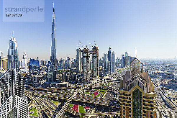 Skyline von Dubai und Sheikh Zayed Road Interchange  Dubai  Vereinigte Arabische Emirate  Naher Osten
