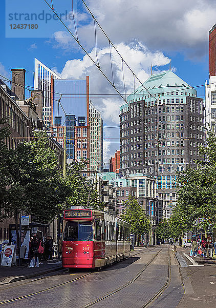 Straße Kalvermarkt mit dem Muzentoren-Gebäude im Hintergrund  Den Haag  Südholland  Niederlande  Europa