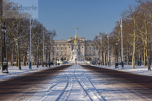 The Mall und Buckingham Palace im Schnee  London  England  Vereinigtes Königreich  Europa
