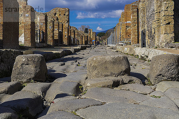 Mit Kopfsteinpflaster gepflasterte Straße  die Hauptstraße der antiken Stadt mit Trittsteinen  erhöhten Blöcken und Häusern  Pompeji  UNESCO-Weltkulturerbe  Kampanien  Italien  Europa