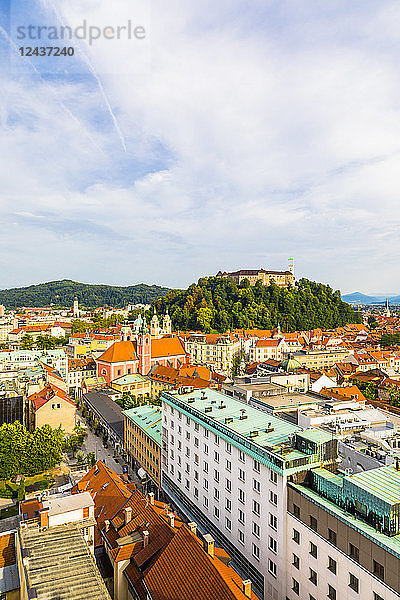 Blick auf die Altstadt von Ljubljana und die Burg  Ljubljana  Slowenien  Europa