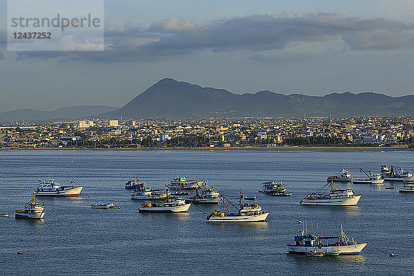 Fischerboote  Hafen von Manta  Ecuador  Südamerika