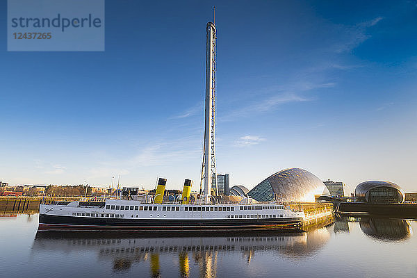 TS Queen Mary  Clyde Dampfer  vor dem Glasgow Tower  Wissenschaftsmuseum und IMax  Glasgow  Schottland  Vereinigtes Königreich  Europa