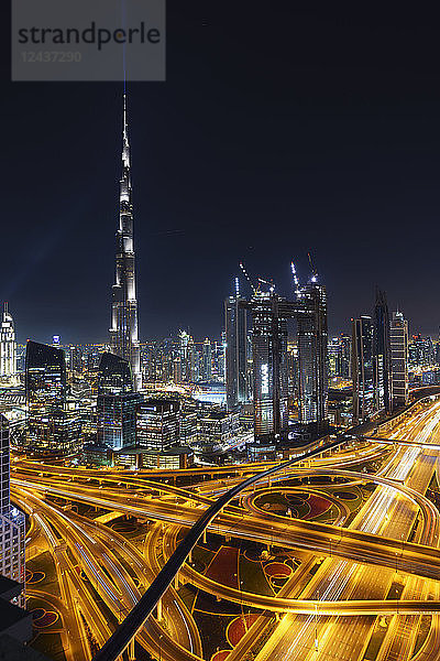 Skyline von Dubai und Sheikh Zayed Road Interchange bei Nacht  Dubai  Vereinigte Arabische Emirate  Naher Osten