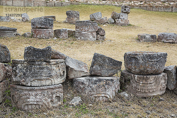 Geschnitzte Steine  Archäologische Stätte Kabah  Maya-Ruinen  Puuc-Stil  Yucatan  Mexiko  Nordamerika