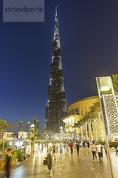 Burj Khalifa und die Dubai Mall bei Nacht  Dubai  Vereinigte Arabische Emirate  Naher Osten