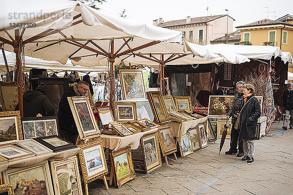 Sonntags-Antiquitätenmarkt  Verona  Provinz Venetien  Italien  Europa