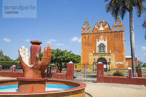 Hands Fountain im Vordergrund  Kirche von San Antonio de Padua im Hintergrund  Ticul  Yucatan  Mexiko  Nordamerika