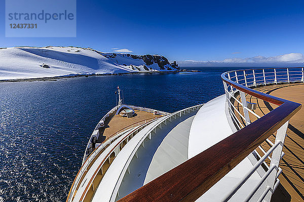 Kreuzfahrtschiff-Deck mit Paar im Whirlpool  vor Half Moon Island  blauer Himmel und Abendsonne  South Shetland Islands  Antarktis  Polarregionen