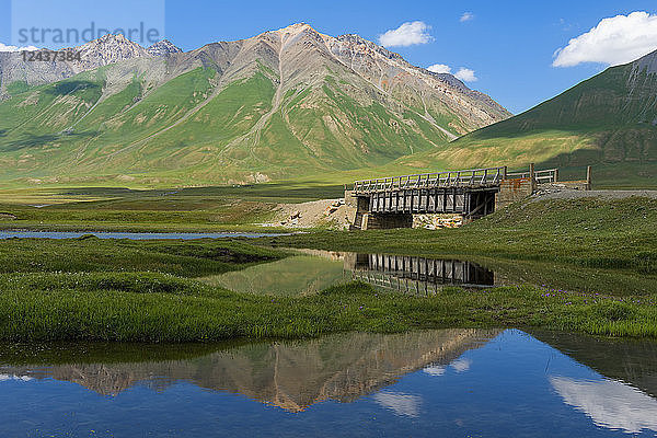 Berge  die sich im Wasser spiegeln  Naryn-Schlucht  Region Naryn  Kirgisistan  Zentralasien  Asien