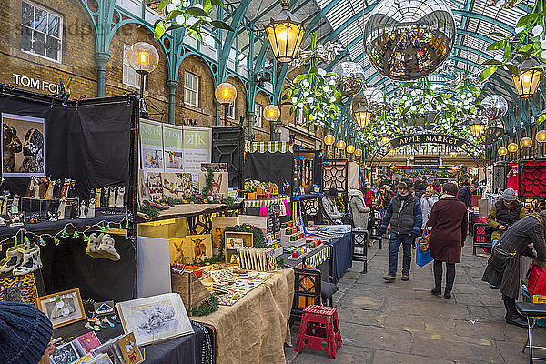 Covent Garden Market at Christmas  London  England  Vereinigtes Königreich  Europa