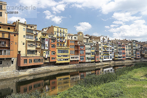 Spain  Girona  row of houses at the riverside