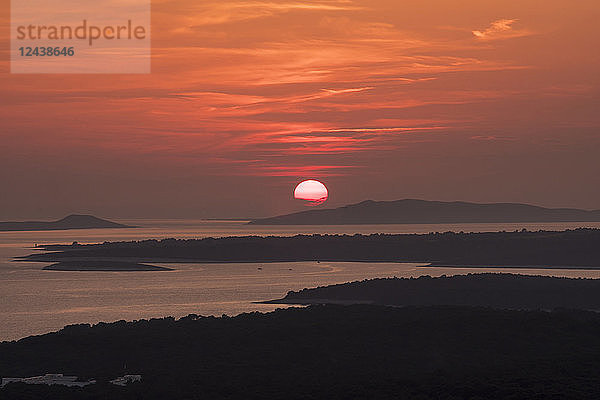 Croatia  Istria  Losinj  Mali Losinj at sunset