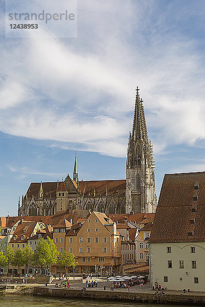 Germany  Bavaria  Regenbsurg  Regensburg Cathedral and Danube river