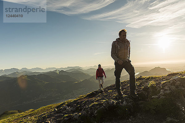 Austria  Salzkammergut  Couple hiking in the mountains