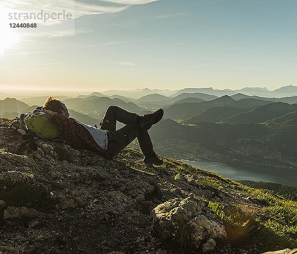 Austria  Salzkammergut  Hiker in the mountains taking a break