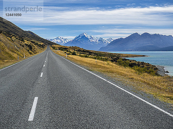 New Zealand  South Island  empty road with Aoraki Mount Cook and Lake Pukaki in the background