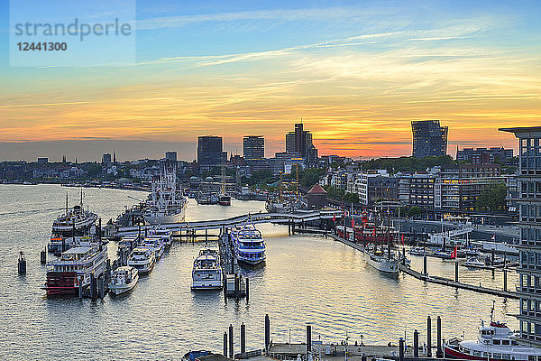 Germany  Hamburg  view to Niederhafen and banks of the Elbe at sunset