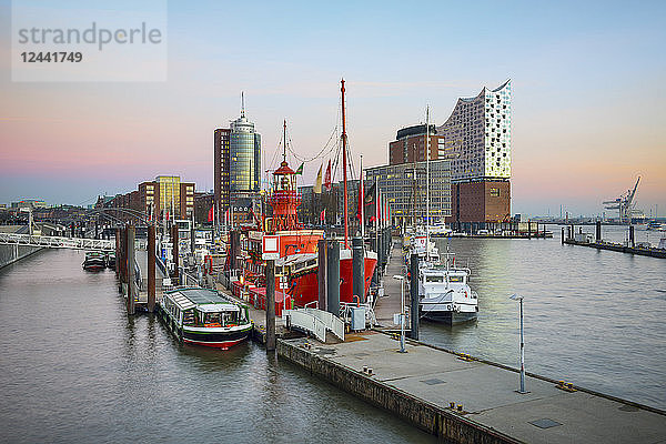 Germany  Hamburg  view to Hanseatic Trade Center and lbe Philharmonic Hall in the evening