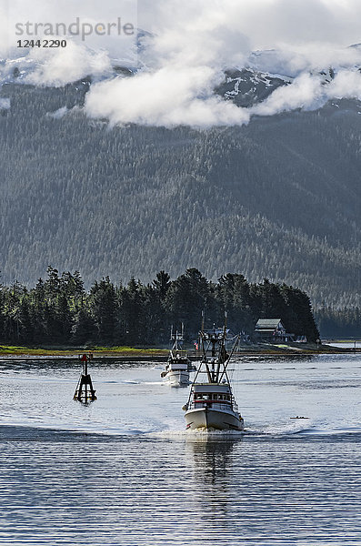 Blick von der Alaska State Ferry auf die unteren Wrangell Narrows in Richtung Wrangell Island mit Zarembo Island im Hintergrund  Südost-Alaska; Alaska  Vereinigte Staaten von Amerika