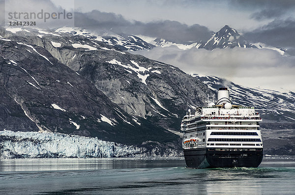 Blick auf den Margerie-Gletscher mit einem Holland America Kreuzfahrtschiff (Volendam) im Vordergrund  Tarr Inlet  Glacier Bay National Park  Südost-Alaska; Alaska  Vereinigte Staaten von Amerika