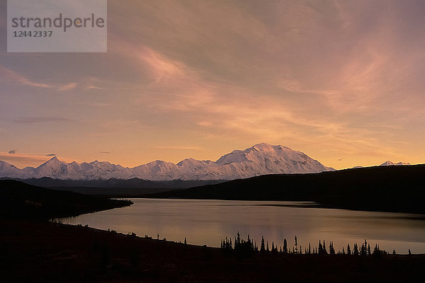 Mt Mckinley & Ak Range spiegelt sich in Wonder Lake Alaska in Denali Np Herbst