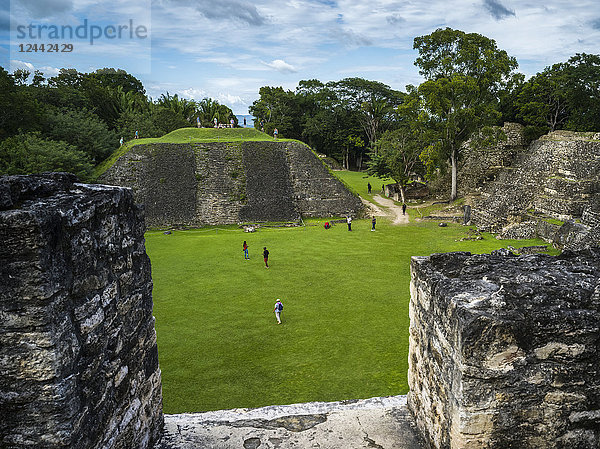 Touristen bei den Ruinen in einem Maya-Dorf; San Jose Succotz  Cayo District  Belize