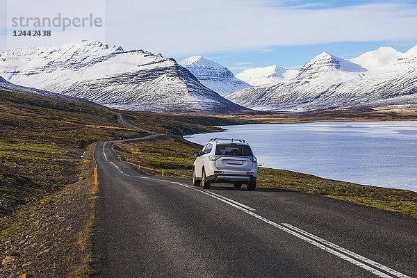 Auto auf einer Küstenstraße in den Ostfjorden von Island; Ostfjorde  Island