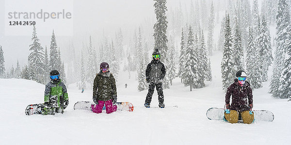 Snowboarder beim Knien und Ausruhen im Sun Peaks Resort; Kamloops  British Columbia  Kanada