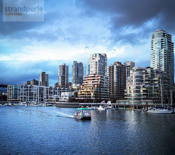 Sonnenuntergang über Yaletown mit Booten im Hafen; Vancouver  British Columbia  Kanada