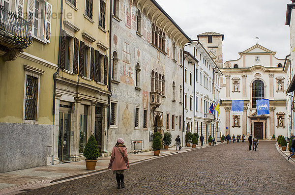 Ansicht der Via Belenzani mit dem Palazzo Geremia und der Kirche San Francesco; Trient  Trentino  Italien