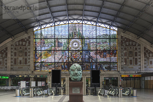 Glasmalerei im Bahnhof von Bilbao-Abando; Bilboa  Vizcaya  Pais Vasco  Spanien