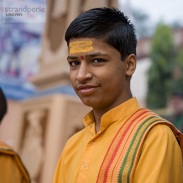 Porträt eines Jungen  Ganga Aarti in Rishikesh  ein hinduistisches Andachtsritual am Ganges; Rishikesh  Uttarakhand  Indien
