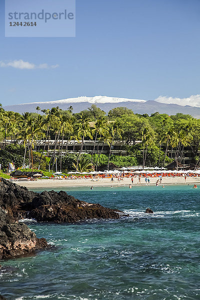 Kaunaoa Beach  Mauna Kea Beach and Hotel  und ein Blick auf Mauna Kea mit Schnee auf Big Island; Insel Hawaii  Hawaii  Vereinigte Staaten von Amerika