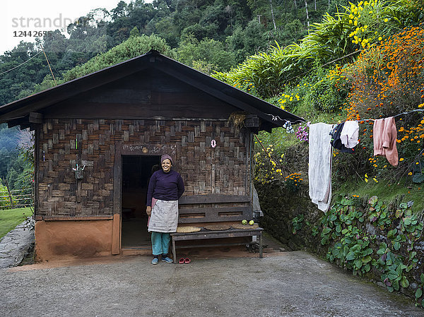 Eine Frau steht vor ihrem Haus im Dorf Radhu Khandu; Sikkim  Indien
