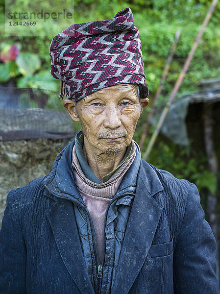 Porträt eines älteren indischen Mannes mit Hut; Sikkim  Indien