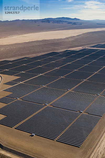 Luftaufnahme von Sonnenkollektoren auf einem Feld in der Wüste; Las Vegas  Nevada  Vereinigte Staaten von Amerika