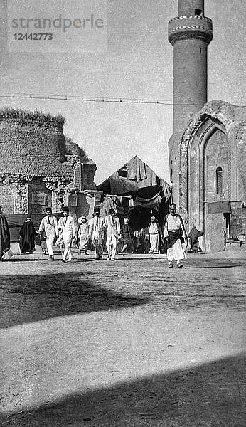 WW1 Fotos im Irak (Mesopotamien) und Umgebung. British Royal Engineers  Exchange Squre Baghdad  viele Menschen und eine Moschee