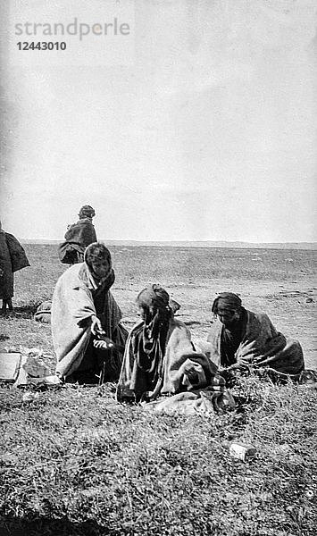 WW1-Fotos im Irak (Mesopotamien) und den umliegenden Gebieten. Britische Royal Engineers . Araber in Baqubah beim Sammeln der Kriegsbeute