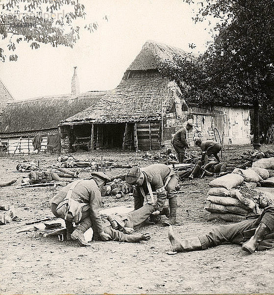 Stereoview WW1  The Great War Realistic Travels Militärfotografien um 1918. Zärtlich wird ein schwer verletzter Soldat von Bahrenträgern angehoben.